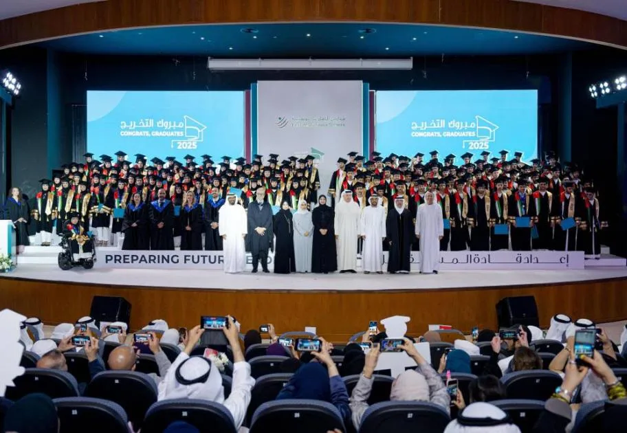 تخريج طلاب المدارس الوطنية في الإمارات بمجمع الشارقة تخريج طلاب المدارس الوطنية في الإمارات بمجمع الشارقة