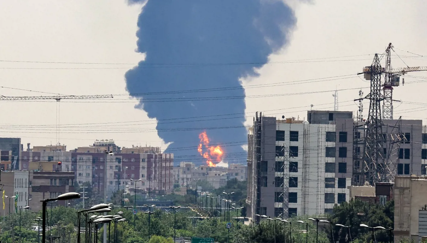 تدخلات إسرائيلية في عمق إيران: استهداف علماء نوويين وتفجير مواقع استراتيجية تدخلات إسرائيلية في عمق إيران: استهداف علماء نوويين وتفجير مواقع استراتيجية