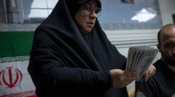 تدهور العملة الإيرانية.. هل سيصل الدولار إلى مليون ريال؟