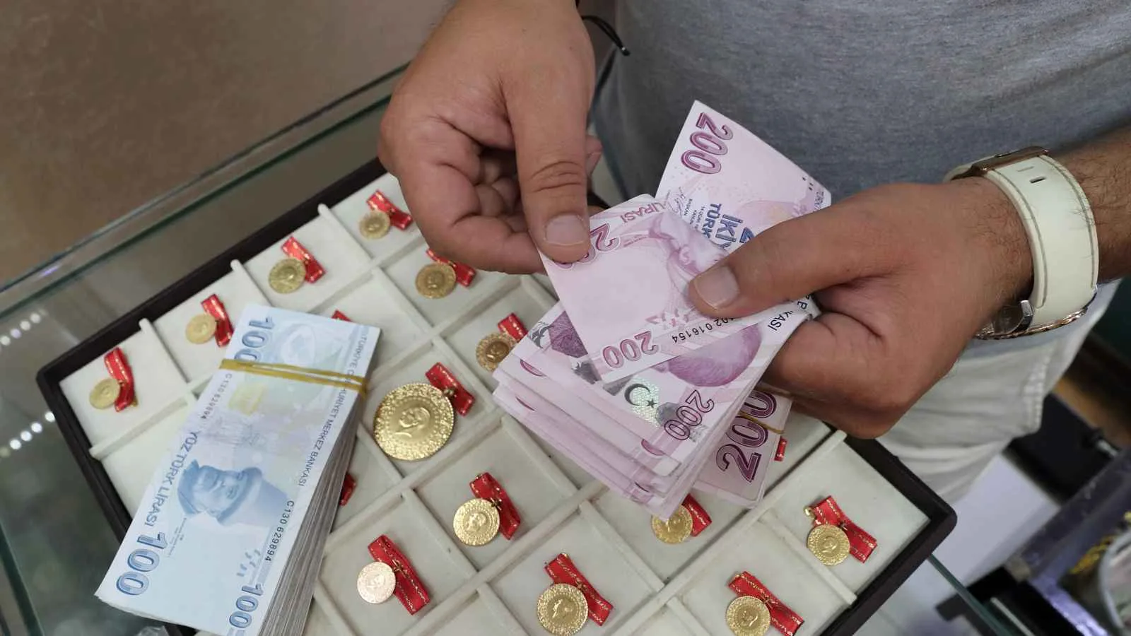 تراجع أسعار الذهب في تركيا اليوم وسط ارتفاع قيمة الليرة تراجع أسعار الذهب في تركيا اليوم وسط ارتفاع قيمة الليرة