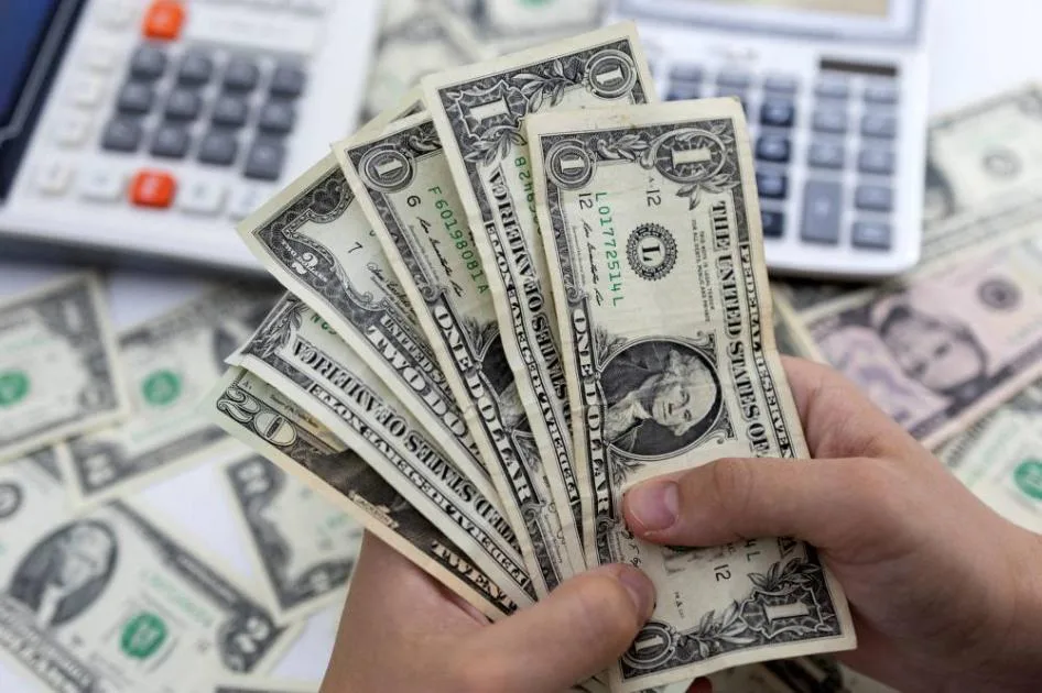 تراجع الدولار مع ارتفاع إقبال المستثمرين على المخاطرة بعد انتهاء النزاع. تراجع الدولار مع ارتفاع إقبال المستثمرين على المخاطرة بعد انتهاء النزاع.