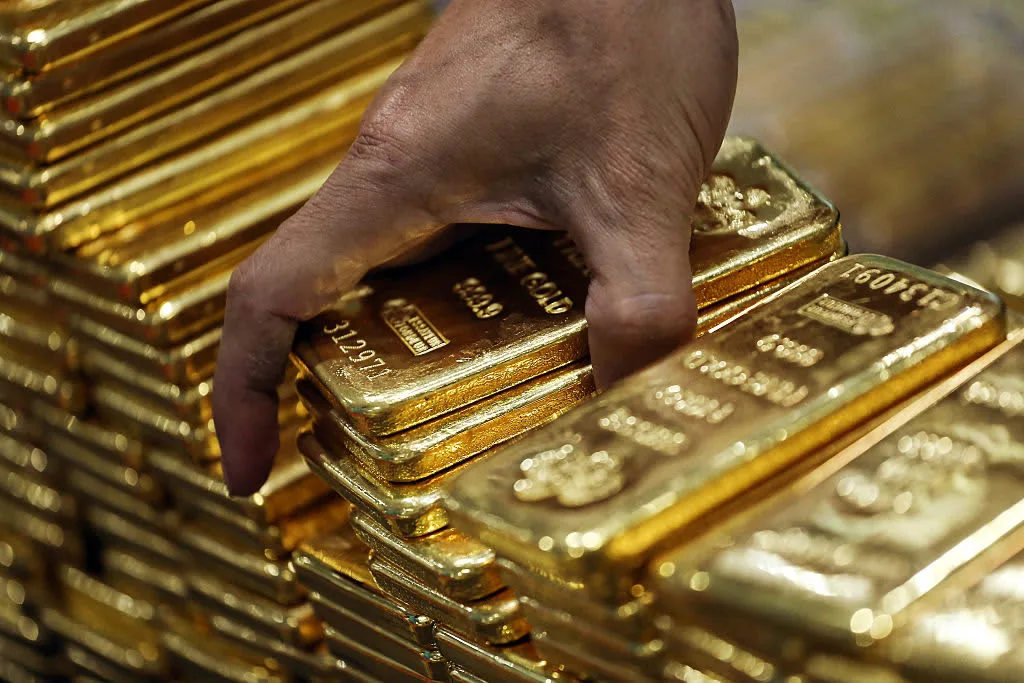 تراجع سعر الذهب عند الإغلاق متكبداً خسارة أسبوعية تقريباً بنسبة 3%