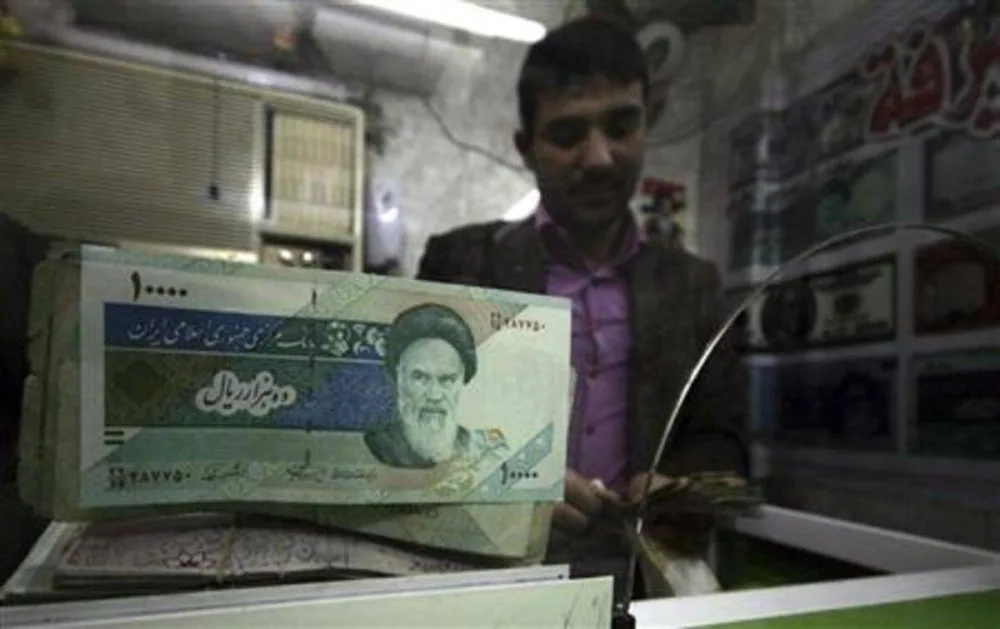 تراجع قيمة الريال الإيراني في ظل استمرار النزاع مع إسرائيل تراجع قيمة الريال الإيراني في ظل استمرار النزاع مع إسرائيل