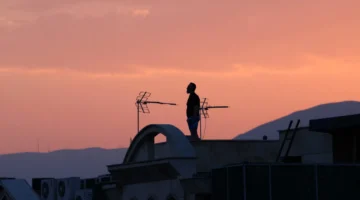 ترامب يفرض قيودًا على إيران: إما استمرار النزاع أو الموافقة على اتفاق نووي شبيه بسلام فرساي.