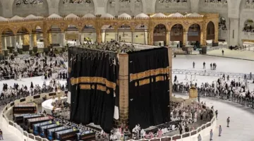 تركيب الكسوة الجديدة للكعبة على الجهات الأربع بمناسبة العام الهجري