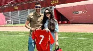 تريزيجيه وزوجته في الأهلي بعد توقيع العقد الرسمي (صورة)