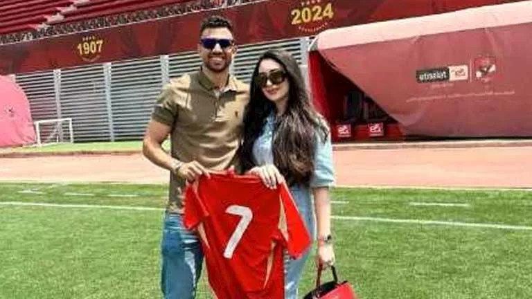 تريزيجيه وزوجته في الأهلي بعد توقيع العقد الرسمي (صورة)