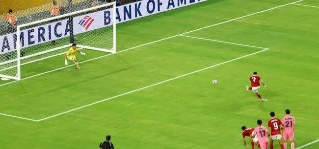 تريزيجيه يعيق زيزو عن تنفيذ ركلة الجزاء في مباراة الأهلي أمام إنتر ميامي (فيديو) تريزيجيه يعيق زيزو عن تنفيذ ركلة الجزاء في مباراة الأهلي أمام إنتر ميامي (فيديو)