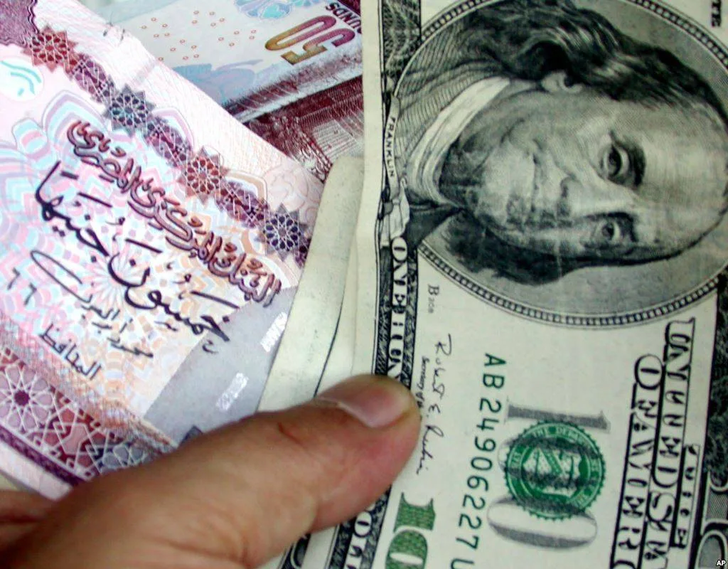 تزايد المخاوف من توسع النزاع يدفع الدولار للعودة مجددًا نحو 51 جنيهًا. تزايد المخاوف من توسع النزاع يدفع الدولار للعودة مجددًا نحو 51 جنيهًا.