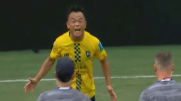 تصرف غير معتاد من لاعب أوكلاند سيتي بعد إصابته في مباراة بنفيكا بكأس ال