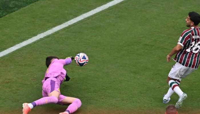تعادل مثير في مباراة فلومينينسي ودورتموند بفضل تصدي رائع (فيديو) تعادل مثير في مباراة فلومينينسي ودورتموند بفضل تصدي رائع (فيديو)