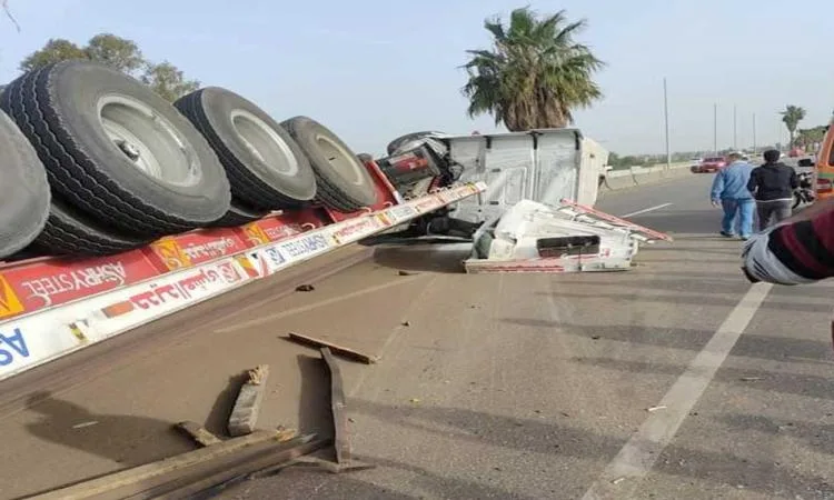 تعطيل السير على طريق القاهرة/الإسكندرية الزراعي نتيجة انقلاب شاحنة. تعطيل السير على طريق القاهرة/الإسكندرية الزراعي نتيجة انقلاب شاحنة.