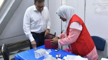 وزير الصحة يزور المركز الصحي الحضري بصقر قريش ويوصي بمراجعة التشطيبات النهائية غير الطبية ويثني على انتظام سير العمل ويمنح مكافأة للموظفين.