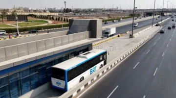 تفاصيل تصادم شاحنة مع مسار الأتوبيس السريع على الطريق الدائري