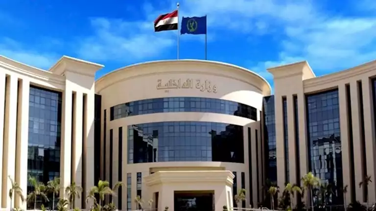 تفاصيل ظهور شخصين خلف نافذة حديدية يزعمون أنهم محتجزون تفاصيل ظهور شخصين خلف نافذة حديدية يزعمون أنهم محتجزون