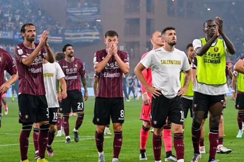 تقارير: 16 إصابة بتسمم في فريق ساليرنيتانا قبل مباراة الملحق للدوري الإيطالي
