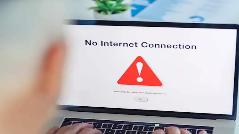 تقارير: إيران تلوح بتعطيل الإنترنت ومنع الموظفين من استخدام الأجهزة الذكية تقارير: إيران تلوح بتعطيل الإنترنت ومنع الموظفين من استخدام الأجهزة الذكية