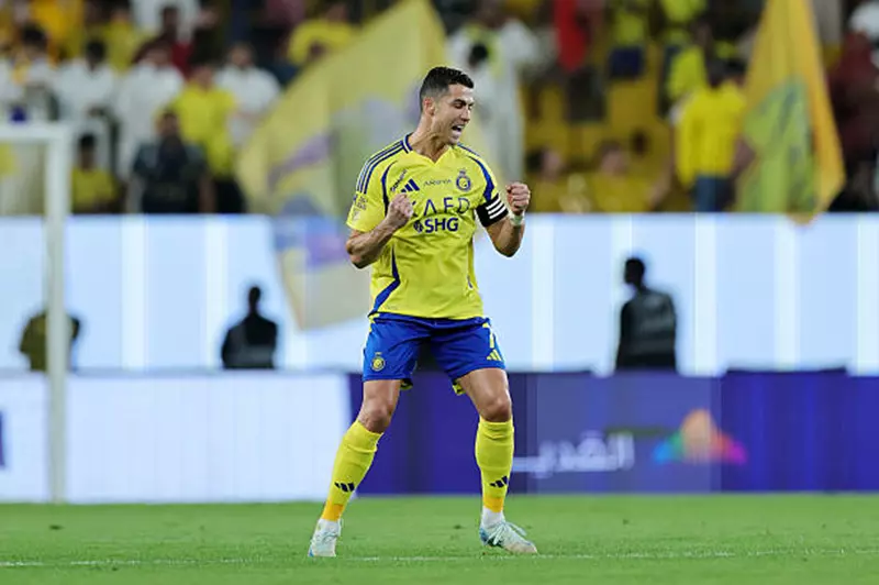 تقارير: النصر يطرح رؤيته على رونالدو لإغراءه بالتمديد من عقده تقارير: النصر يطرح رؤيته على رونالدو لإغراءه بالتمديد من عقده