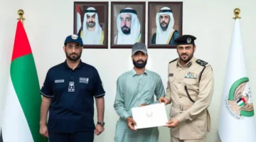 تقدير آسيوي لمتطوع ساهم في إطفاء حريق سيارة بالشارقة