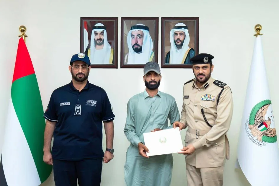 تقدير آسيوي لمتطوع ساهم في إطفاء حريق سيارة بالشارقة