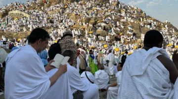 تقريباً 1.5 مليون حاج يتجمعون في عرفة لأداء أهم مناسك الحج