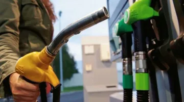 تقرير: رفع أسعار الوقود زاد من معاناة الفقراء وأدى إلى تدهور مستوى الحياة للطبقة الوسطى