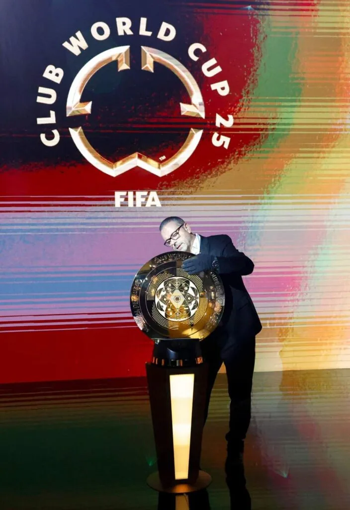 تقنيات جديدة: فيفا يستعين بنظام مبتكر للكشف عن التسلل وكاميرا للحكام في كأس العالم للأندية. تقنيات جديدة: فيفا يستعين بنظام مبتكر للكشف عن التسلل وكاميرا للحكام في كأس العالم للأندية.