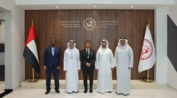 تكريم حارس أمني في حي دبي للتصميم بجائزة «سيرا»