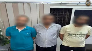 تم القبض على 3 أشخاص بتهمة الابتزاز بعد احتجازهم وإجبارهم على توقيع إيصالات أمانة.