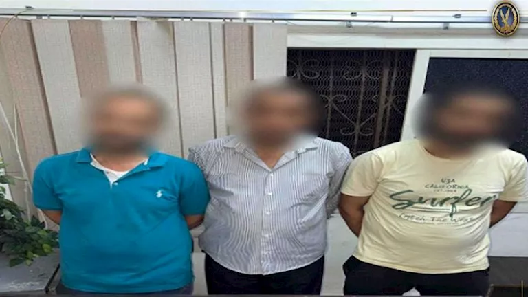 تم القبض على 3 أشخاص بتهمة الابتزاز بعد احتجازهم وإجبارهم على توقيع إيصالات أمانة.