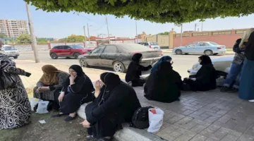 توتر وترقب: أولياء أمور الإسماعيلية يتجمعون أمام مراكز امتحانات الثانوية العامة