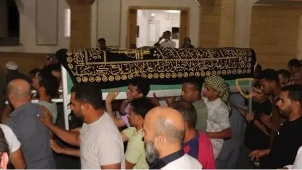 توديع جثمان البطل خالد عبد العال، شهيد شاحنة البنزين، في جنازة عظيمة. توديع جثمان البطل خالد عبد العال، شهيد شاحنة البنزين، في جنازة عظيمة.