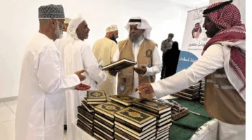 توزيع مصاحف هدية خادم الحرمين الشريفين على الحجاج في منفذ الرقعي