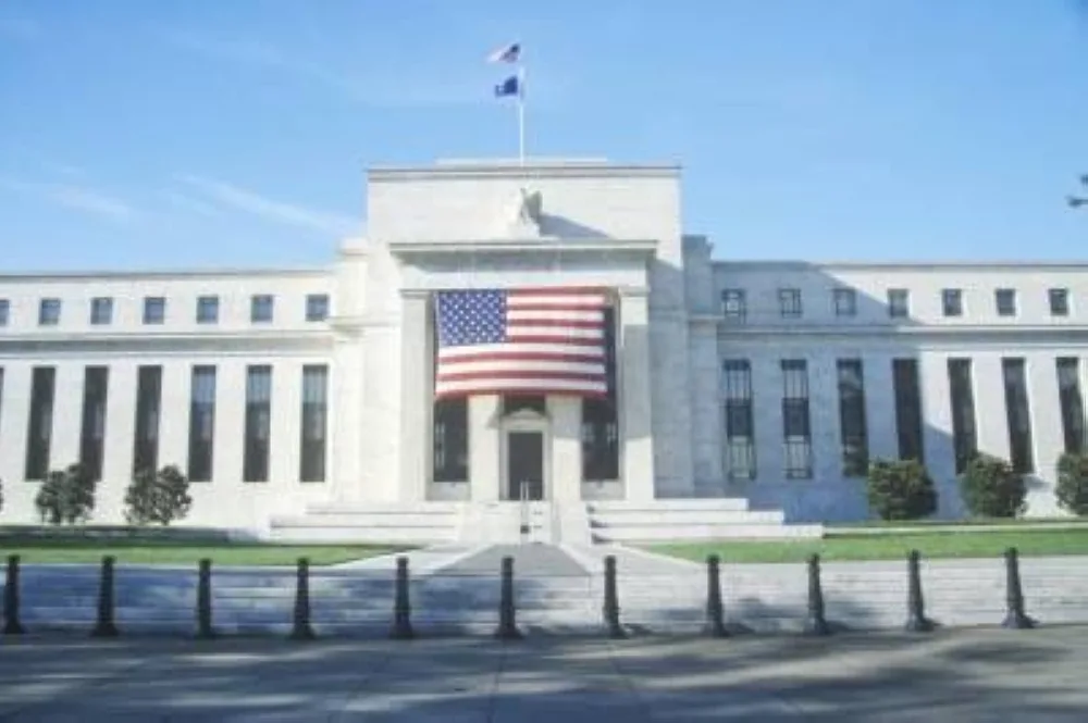 توقعات بإبقاء الفيدرالي على أسعار الفائدة ثابتة خلال الشهرين القادمين نتيجة لرسوم ترامب توقعات بإبقاء الفيدرالي على أسعار الفائدة ثابتة خلال الشهرين القادمين نتيجة لرسوم ترامب