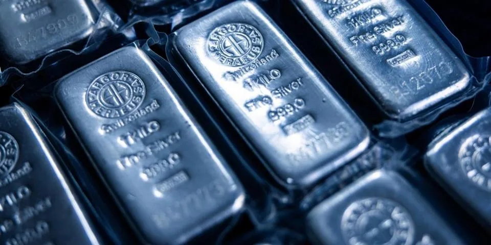 توقعات بتراجع أسعار الفضة والبلاتين في الربع الثالث مع انخفاض قوة الذهب وسط ارتفاع رغبة المخاطرة توقعات بتراجع أسعار الفضة والبلاتين في الربع الثالث مع انخفاض قوة الذهب وسط ارتفاع رغبة المخاطرة