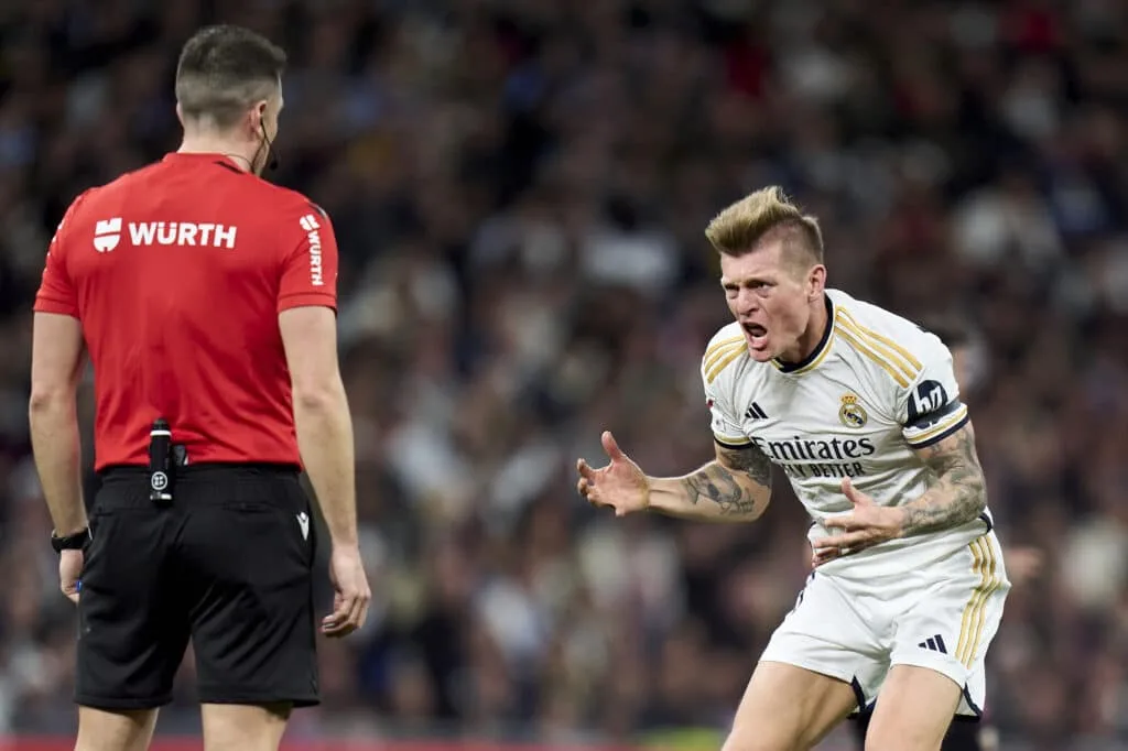 توني كروس يكشف عن الفوضى في ريال مدريد ويثني على قوة فليك. توني كروس يكشف عن الفوضى في ريال مدريد ويثني على قوة فليك.