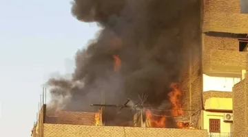 ثلاث عربات إطفاء للتعامل مع حريق في متجر ملابس بالأقصر