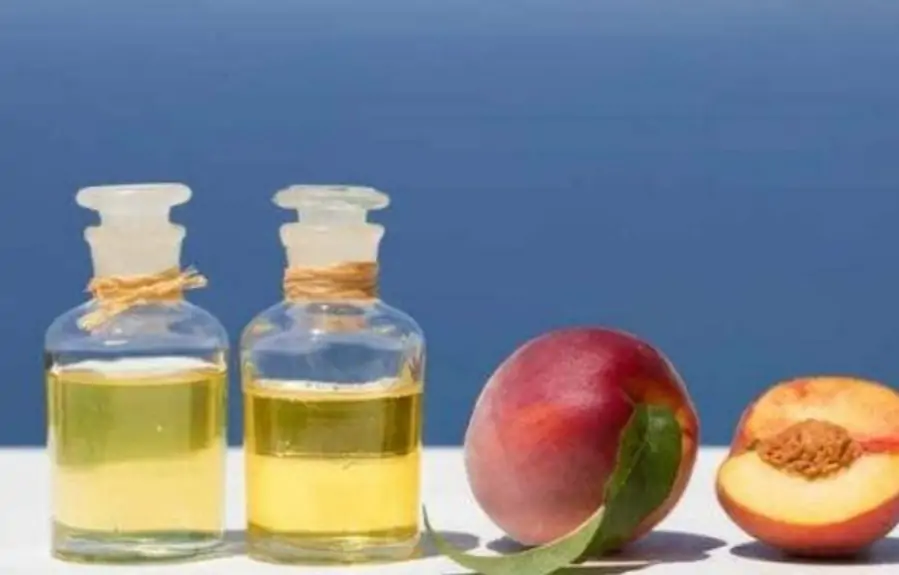 ثلاث فوائد لزيت الخوخ: تجميلية وصحية، مع التركيز على البشرة الحساسة