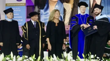 جامعة رفيق الحريري تحتفل بالذكرى الخامسة والعشرين وتمنح نازك الحريري درجة دكتوراه فخرية.