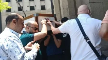 جثمان الصحفي محمد عبدالمنعم يصل إلى مسجد عمر مكرم تحضيرًا لدفنه