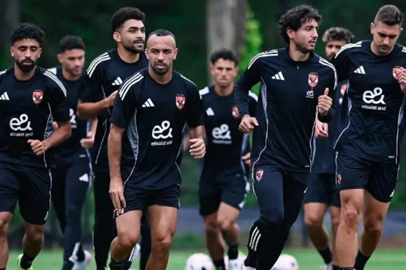جلسة ريبييرو وإرشادات للاعبين.. الأهلي ينهي تدريباته تحضيرًا لمباراة بالميراس. جلسة ريبييرو وإرشادات للاعبين.. الأهلي ينهي تدريباته تحضيرًا لمباراة بالميراس.