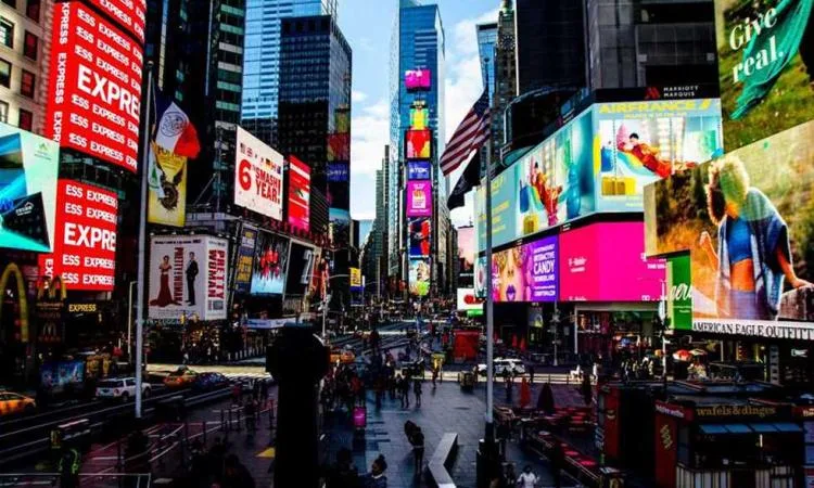 جماهير الأهلي تكتظ في ميدان تايم سكوير قبل لقاء بالميراس جماهير الأهلي تكتظ في ميدان تايم سكوير قبل لقاء بالميراس