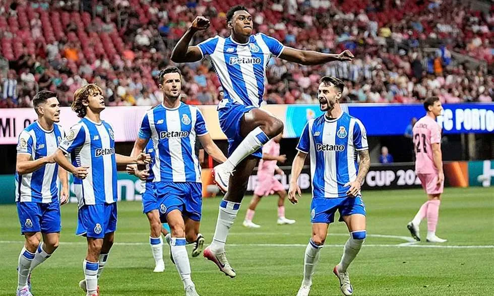 جماهير بورتو تعبر عن استيائها تجاه فريقها بعد وصوله إلى البرتغال