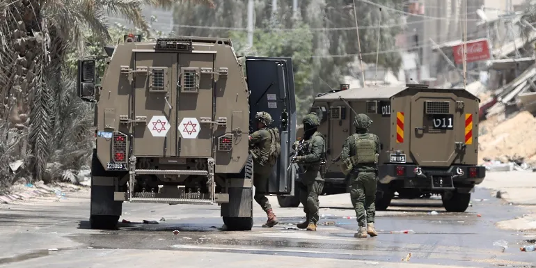 جيش الاحتلال الإسرائيلي يعتقل 30 فردًا من الضفة الغربية جيش الاحتلال الإسرائيلي يعتقل 30 فردًا من الضفة الغربية