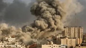 جيش الاحتلال يشن هجمات جوية متتالية على غزة.. وإعلام فلسطيني: إصابات بين الذين ينتظرون المساعدات الإنسانية