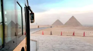 حافلات كهربائية لنقل الزوار في منطقة الأهرامات
