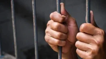 حاولوا تهريب المخدرات إلى سجين، ولكن قوات الأمن تصدت لهم.