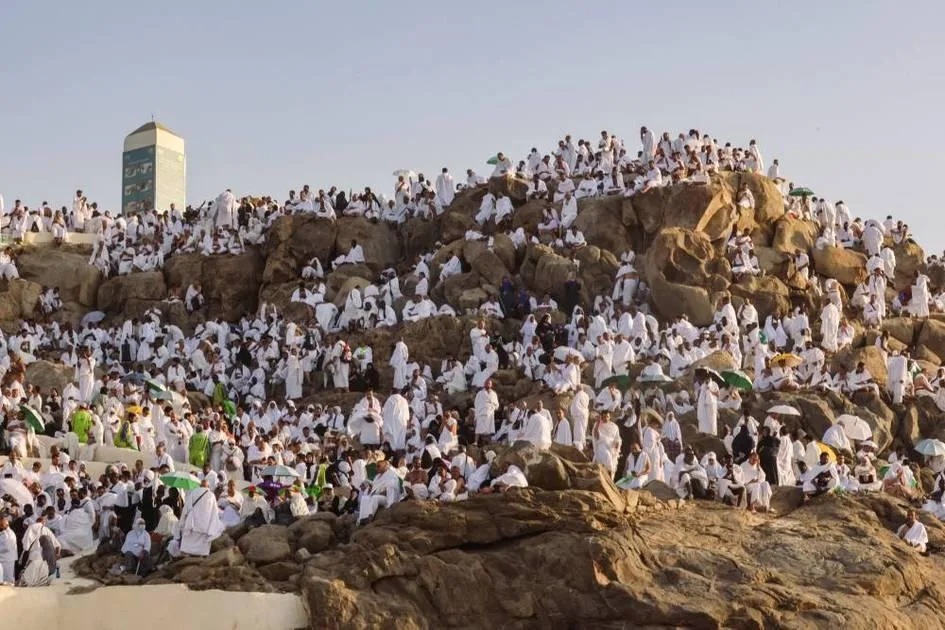 حجاج الإمارات يتجمعون في صعيد عرفات لأداء الركن الأساسي من فريضة الحج. حجاج الإمارات يتجمعون في صعيد عرفات لأداء الركن الأساسي من فريضة الحج.