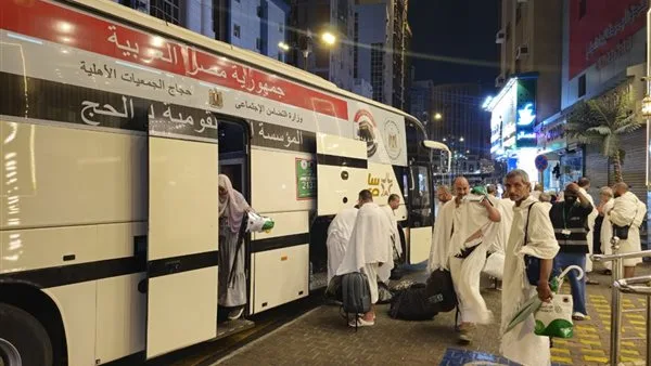 حجاج الجمعيات الأهلية يستمرون في أداء المناسك برمي جمرة العقبة الكبرى