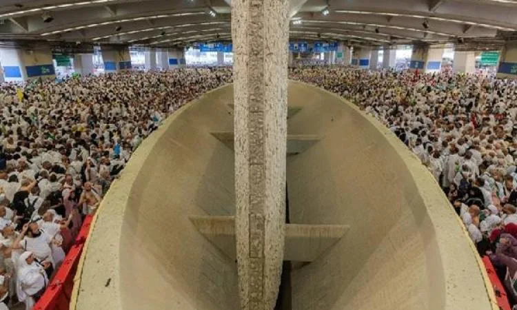 حجاج القرعة يستمرون في رمي الجمرات خلال اليوم الثاني من أيام التشريق حجاج القرعة يستمرون في رمي الجمرات خلال اليوم الثاني من أيام التشريق